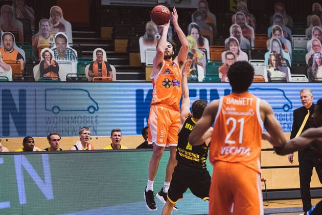 easyCredit-BBL: 18. Spieltag - RASTA Vechta vs. MHP RIESEN Ludwigsburg, 12.02.2021 Jesse Johannes Hunt (RASTA Vechta, 34), Jordan Hulls (MHP RIESEN Ludwigsburg, 1); easyCredit-BBL: 18. Spieltag - RASTA Vechta vs. MHP RIESEN Ludwigsburg am 12.02.2021 in Vechta (RASTA Dome), Germany, Copyright: xBEAUTIFULxSPORTS Neddermannx