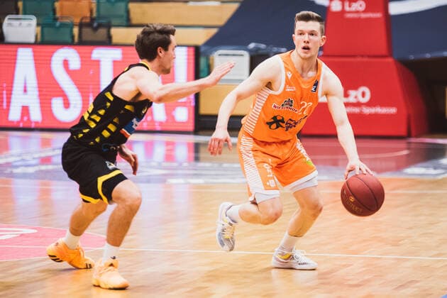 easyCredit-BBL: 18. Spieltag - RASTA Vechta vs. MHP RIESEN Ludwigsburg, 12.02.2021 Jordan Hulls (MHP RIESEN Ludwigsburg, 1), Jannes Hundt (RASTA Vechta, 20); easyCredit-BBL: 18. Spieltag - RASTA Vechta vs. MHP RIESEN Ludwigsburg am 12.02.2021 in Vechta (RASTA Dome), Germany, Copyright: xBEAUTIFULxSPORTS Neddermannx