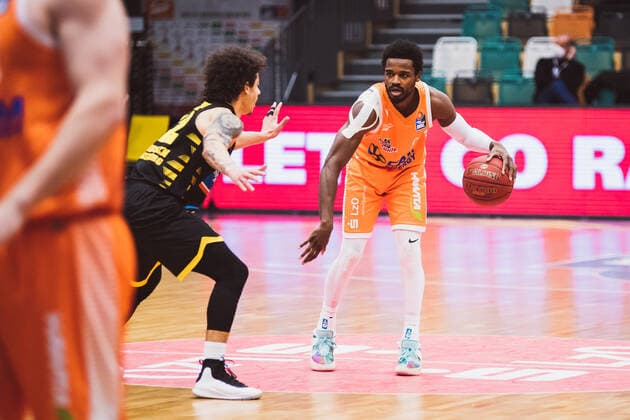 easyCredit-BBL: 18. Spieltag - RASTA Vechta vs. MHP RIESEN Ludwigsburg, 12.02.2021 Jonah Radebaugh (MHP RIESEN Ludwigsburg, 12), Joshua Adam Young (RASTA Vechta, 8); easyCredit-BBL: 18. Spieltag - RASTA Vechta vs. MHP RIESEN Ludwigsburg am 12.02.2021 in Vechta (RASTA Dome), Germany, Copyright: xBEAUTIFULxSPORTS Neddermannx