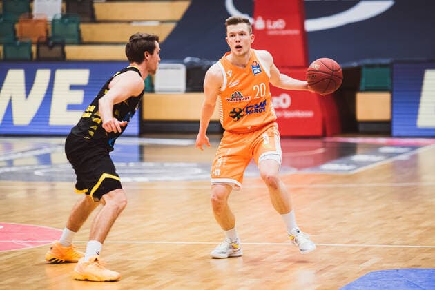 easyCredit-BBL: 18. Spieltag - RASTA Vechta vs. MHP RIESEN Ludwigsburg, 12.02.2021 Jordan Hulls (MHP RIESEN Ludwigsburg, 1), Jannes Hundt (RASTA Vechta, 20); easyCredit-BBL: 18. Spieltag - RASTA Vechta vs. MHP RIESEN Ludwigsburg am 12.02.2021 in Vechta (RASTA Dome), Germany, Copyright: xBEAUTIFULxSPORTS Neddermannx