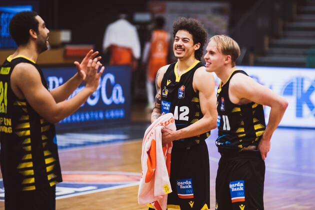 easyCredit-BBL: 18. Spieltag - RASTA Vechta vs. MHP RIESEN Ludwigsburg, 12.02.2021 Tremmell Darden (MHP RIESEN Ludwigsburg, 21), Jonah Radebaugh (MHP RIESEN Ludwigsburg, 12), Lukas Herzog (MHP RIESEN Ludwigsburg, 11); easyCredit-BBL: 18. Spieltag - RASTA Vechta vs. MHP RIESEN Ludwigsburg am 12.02.2021 in Vechta (RASTA Dome), Germany, Copyright: xBEAUTIFULxSPORTS Neddermannx