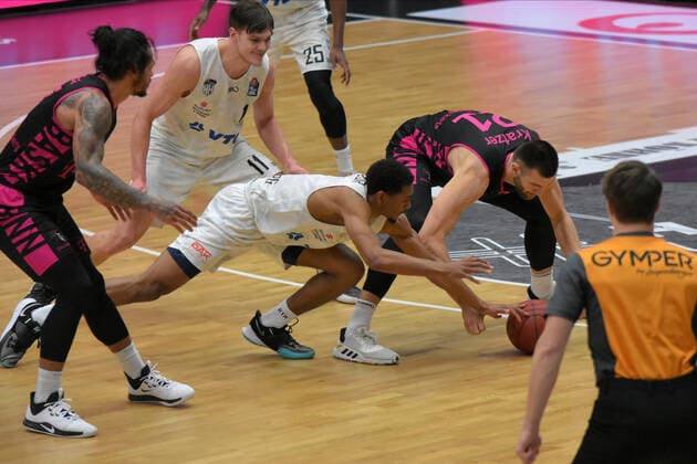 Basketball I Herren I Saison 2020 2021 I easyCredit Bundesliga I 16. Spieltag I Hamburg Towers - Telekom Baskets Bonn I 12.02.2021 Kameron Taylor ( 7, Towers) und Leon Kratzer ( 21, Bonn) versuchen den Ball zu sichern. Im Hintergrund Maik Kotsar ( 11, Towers) Hamburg edel-optics.de Arena, Kurt-Emmerich-Platz, Wilhelmsburger Inselpark Hamburg Deutschland Copyright: xLobeca RobertoxSeidelx