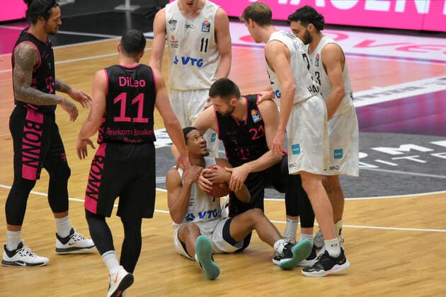 Basketball I Herren I Saison 2020 2021 I easyCredit Bundesliga I 16. Spieltag I Hamburg Towers - Telekom Baskets Bonn I 12.02.2021 Kameron Taylor ( 7, Towers) und Leon Kratzer ( 21, Bonn) streiten um den Ball Hamburg edel-optics.de Arena, Kurt-Emmerich-Platz, Wilhelmsburger Inselpark Hamburg Deutschland Copyright: xLobeca RobertoxSeidelx