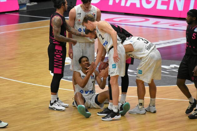Basketball I Herren I Saison 2020 2021 I easyCredit Bundesliga I 16. Spieltag I Hamburg Towers - Telekom Baskets Bonn I 12.02.2021 Jordan Swing ( 2, Towers) hilft seinem Mitspieler Kameron Taylor ( 7, Towers) wieder auf Hamburg edel-optics.de Arena, Kurt-Emmerich-Platz, Wilhelmsburger Inselpark Hamburg Deutschland Copyright: xLobeca RobertoxSeidelx