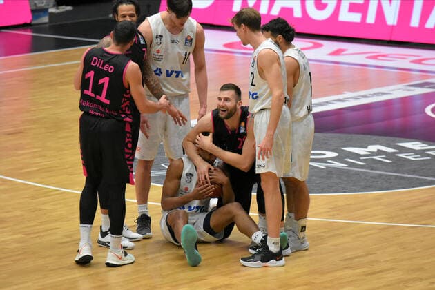 Basketball I Herren I Saison 2020 2021 I easyCredit Bundesliga I 16. Spieltag I Hamburg Towers - Telekom Baskets Bonn I 12.02.2021 Kameron Taylor ( 7, Towers) gewinnt Zweikampf gegen Leon Kratzer ( 21, Bonn). Hamburg edel-optics.de Arena, Kurt-Emmerich-Platz, Wilhelmsburger Inselpark Hamburg Deutschland Copyright: xLobeca RobertoxSeidelx