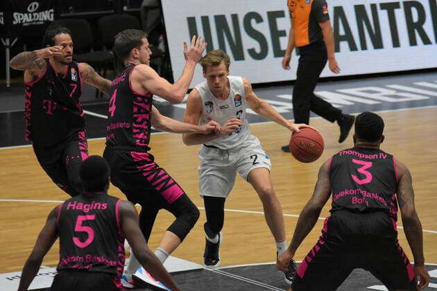 Basketball I Herren I Saison 2020 2021 I easyCredit Bundesliga I 16. Spieltag I Hamburg Towers - Telekom Baskets Bonn I 12.02.2021 Jordan Swing ( 2, Towers) in Bedrängnis in der Zone Hamburg edel-optics.de Arena, Kurt-Emmerich-Platz, Wilhelmsburger Inselpark Hamburg Deutschland Copyright: xLobeca RobertoxSeidelx