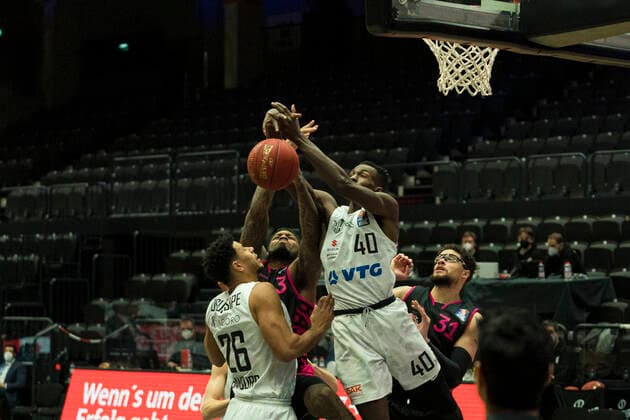 easyCredit Basketball Bundesliga, Hamburg, 12.02.2021 easyCredit Basketball Bundesliga, Hamburg Towers vs. Telekom Basket Bonn, Rebound von Zac Cuthbertson ( 40 Hamburg Towers) gegen James Thompson IV ( 3 Telekom Baskets Bonn) Copyright: xBEAUTIFULxSPORTS Mohwinkelx