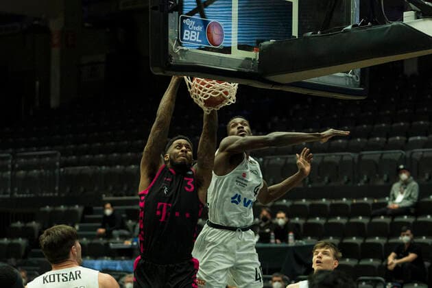easyCredit Basketball Bundesliga, Hamburg, 12.02.2021 easyCredit Basketball Bundesliga, Hamburg Towers vs. Telekom Basket Bonn, erfolgreicher Dunk von James Thompson IV ( 3 Telekom Baskets Bonn) gegen Zac Cuthbertson ( 40 Hamburg Towers) Copyright: xBEAUTIFULxSPORTS Mohwinkelx