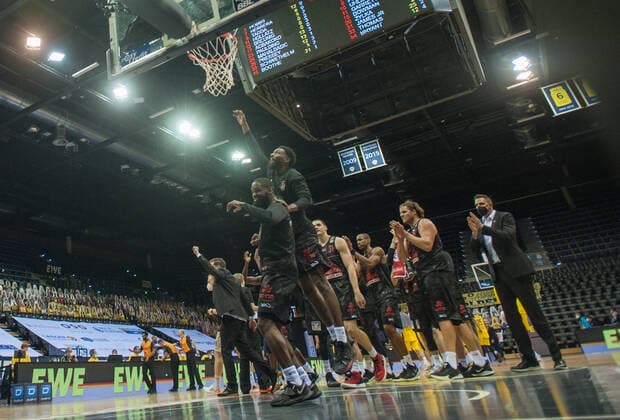 GER, Basketball, EWE Baskets Oldenburg vs JobStairs Giessen 46ers 12.02.2021, EWE Arena, Oldenburg, GER, easy Credit-BBL, EWE Baskets Oldenburg vs JobStairs Giessen 46ers, im Bild Freude nach dem Sieg JobStairsGiessen46ers