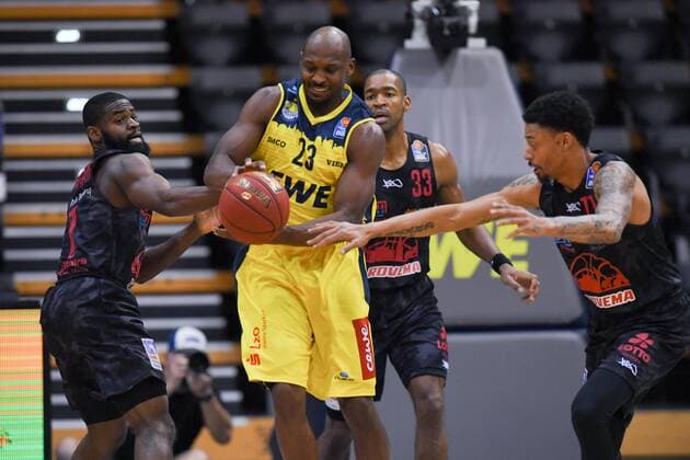 GER, Basketball, EWE Baskets Oldenburg vs JobStairs Giessen 46ers 12.02.2021, EWE Arena, Oldenburg, GER, easy Credit-BBL, EWE Baskets Oldenburg vs JobStairs Giessen 46ers, im Bild Rickey PAULDING (EWE Baskets Oldenburg 23 ) Jonathan STARK (Jobstairs Giessen 46ers 1 ) Brandon THOMAS (Jobstairs Giessen 46ers 33 ) Diante GARRETT (Jobstairs Giessen 46ers 11 )