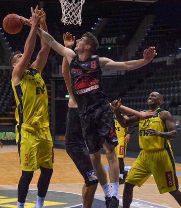 GER, Basketball, EWE Baskets Oldenburg vs JobStairs Giessen 46ers 12.02.2021, EWE Arena, Oldenburg, GER, easy Credit-BBL, EWE Baskets Oldenburg vs JobStairs Giessen 46ers, im Bild Alen PJANIC (Jobstairs Giessen 46ers 8 ) Rasid MAHALBASIC (EWE Baskets Oldenburg 24 ) Rickey PAULDING (EWE Baskets Oldenburg 23 )