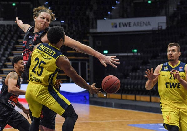 GER, Basketball, EWE Baskets Oldenburg vs JobStairs Giessen 46ers 12.02.2021, EWE Arena, Oldenburg, GER, easy Credit-BBL, EWE Baskets Oldenburg vs JobStairs Giessen 46ers, im Bild Phil PRESSEY (EWE Baskets Oldenburg 25 ) John BRYANT (Jobstairs Giessen 46ers 54 ) Rasid MAHALBASIC (EWE Baskets Oldenburg 24 )