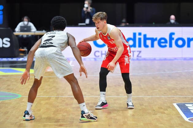 Chemnitz, Deutschland 12. Februar 2021: BBL - 2020 2021 - Niners Chemnitz vs. Brose Bamberg v. li. im Zweikampf Harris Terrell (Chemnitz), Bennet Hundt (Bamberg), Copyright: xFotostandx xDostmannx