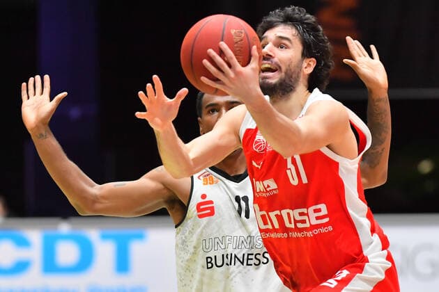 Chemnitz, Deutschland 12. Februar 2021: BBL - 2020 2021 - Niners Chemnitz vs. Brose Bamberg v. li. im Zweikampf Isiaha Mike (Chemnitz), Michele Vitali (Bamberg), Copyright: xFotostandx xDostmannx