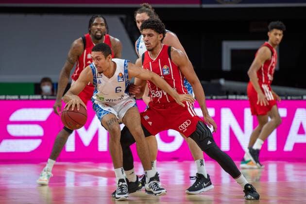 Len Adam Schoormann 6 (Fraport Skyliner), Wade Baldwin 2 (FC Bayern), FC Bayern Basketball vs. Fraport Skyliners, BBL, 12.02.2021 Muenchen Bayern Deutschland