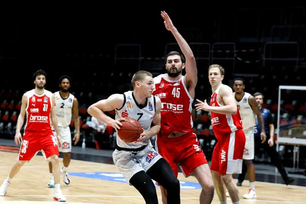 12.02.2021, easyCredit Basketball Bundesliga, BBL, Saison 2020 2021, Herren, Chemnitz Niners - Brose Bamberg Jonas Richter, Niners Chemnitz, David Kravish, Brose Bamberg Chemnitz Messe Chemnitz Sachsen Germany