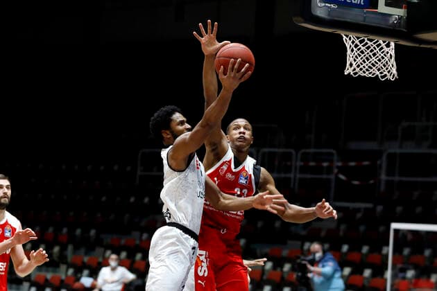 12.02.2021, easyCredit Basketball Bundesliga, BBL, Saison 2020 2021, Herren, Chemnitz Niners - Brose Bamberg Terrell Harris, Niners Chemnitz, Devon Hall, Brose Bamberg Chemnitz Messe Chemnitz Sachsen Germany