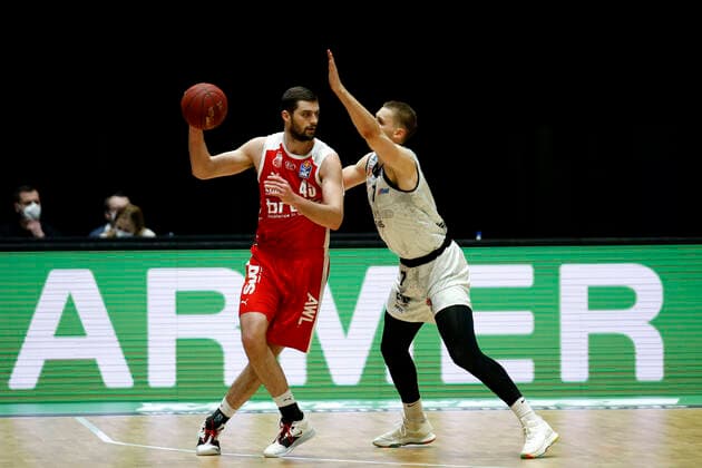 12.02.2021, easyCredit Basketball Bundesliga, BBL, Saison 2020 2021, Herren, Chemnitz Niners - Brose Bamberg David Kravish, Brose Bamberg, Jonas Richter, Niners Chemnitz Chemnitz Messe Chemnitz Sachsen Germany