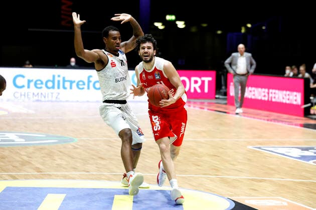 12.02.2021, easyCredit Basketball Bundesliga, BBL, Saison 2020 2021, Herren, Chemnitz Niners - Brose Bamberg Michele Vitali, Brose Bamberg, Isiaha Mike, Niners Chemnitz Chemnitz Messe Chemnitz Sachsen Germany