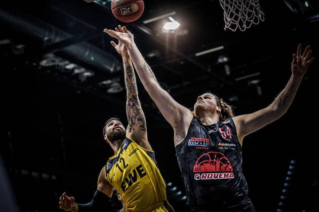 Basketball Oldenburg 12.02.2021 Saison 2020 2021 easyCredit BBL: 18. Spieltag: EWE Baskets - JobStairs GIESSEN 46ers Basketball Oldenburg 12.02.2021 Saison 2020 2021 easyCredit BBL: 18. Spieltag: EWE Baskets - JobStairs GIESSEN 46ers 12, Martin Breunig, EWE Baskets Oldenburg 54, JOHN BRYANT, JobStairs GIESSEN 46ers nur redaktionelle Verwendung - kommerzielle Verwendung Nutzung nur nach Absprache mit dem Fotografen Oldenburg Deutschland