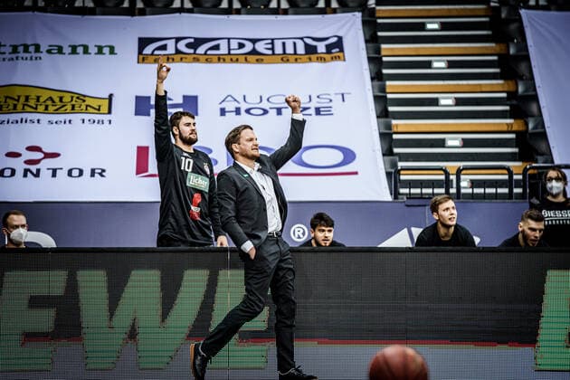 Basketball Oldenburg 12.02.2021 Saison 2020 2021 easyCredit BBL: 18. Spieltag: EWE Baskets - JobStairs GIESSEN 46ers Basketball Oldenburg 12.02.2021 Saison 2020 2021 easyCredit BBL: 18. Spieltag: EWE Baskets - JobStairs GIESSEN 46ers 10, TIM UHLEMANN, JobStairs GIESSEN 46ers Rolf Scholz, Headcoach, JobStairs GIESSEN 46ers nur redaktionelle Verwendung - kommerzielle Verwendung Nutzung nur nach Absprache mit dem Fotografen Oldenburg Deutschland