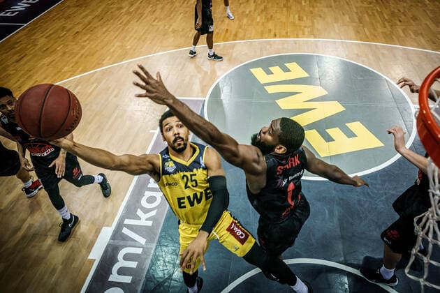 Basketball Oldenburg 12.02.2021 Saison 2020 2021 easyCredit BBL: 18. Spieltag: EWE Baskets - JobStairs GIESSEN 46ers Basketball Oldenburg 12.02.2021 Saison 2020 2021 easyCredit BBL: 18. Spieltag: EWE Baskets - JobStairs GIESSEN 46ers 55, Phil Pressey, EWE Baskets Oldenburg 1, JONATHAN STARK, JobStairs GIESSEN 46ers nur redaktionelle Verwendung - kommerzielle Verwendung Nutzung nur nach Absprache mit dem Fotografen Oldenburg Deutschland