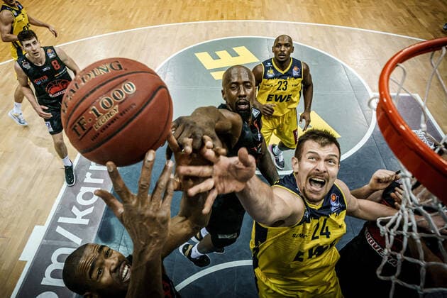 Sport Bilder des Tages Basketball Oldenburg 12.02.2021 Saison 2020 2021 easyCredit BBL: 18. Spieltag: EWE Baskets - JobStairs GIESSEN 46ers Basketball Oldenburg 12.02.2021 Saison 2020 2021 easyCredit BBL: 18. Spieltag: EWE Baskets - JobStairs GIESSEN 46ers 33, BRANDON THOMAS, JobStairs GIESSEN 46ers 15, BRANDON BOWMAN, JobStairs GIESSEN 46ers 24, Rasid Mahalbasic, EWE Baskets Oldenburg nur redaktionelle Verwendung - kommerzielle Verwendung Nutzung nur nach Absprache mit dem Fotografen Oldenburg Deutschland