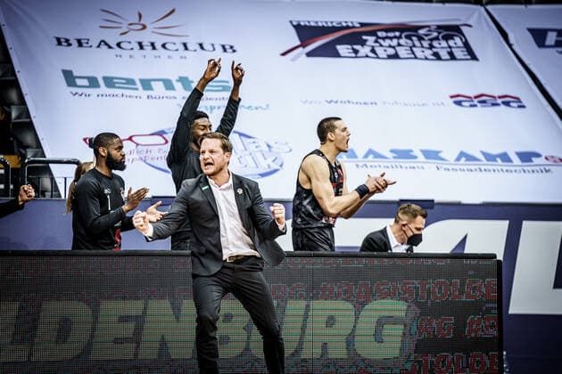 Basketball Oldenburg 12.02.2021 Saison 2020 2021 easyCredit BBL: 18. Spieltag: EWE Baskets - JobStairs GIESSEN 46ers Basketball Oldenburg 12.02.2021 Saison 2020 2021 easyCredit BBL: 18. Spieltag: EWE Baskets - JobStairs GIESSEN 46ers 10, TIM UHLEMANN, JobStairs GIESSEN 46ers Rolf Scholz, Headcoach, JobStairs GIESSEN 46ers nur redaktionelle Verwendung - kommerzielle Verwendung Nutzung nur nach Absprache mit dem Fotografen Oldenburg Deutschland