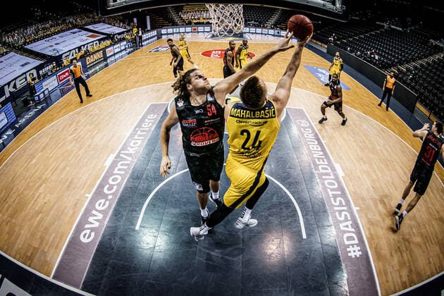 Basketball Oldenburg 12.02.2021 Saison 2020 2021 easyCredit BBL: 18. Spieltag: EWE Baskets - JobStairs GIESSEN 46ers Basketball Oldenburg 12.02.2021 Saison 2020 2021 easyCredit BBL: 18. Spieltag: EWE Baskets - JobStairs GIESSEN 46ers 54, JOHN BRYANT, JobStairs GIESSEN 46ers 24, Rasid Mahalbasic, EWE Baskets Oldenburg nur redaktionelle Verwendung - kommerzielle Verwendung Nutzung nur nach Absprache mit dem Fotografen Oldenburg Deutschland