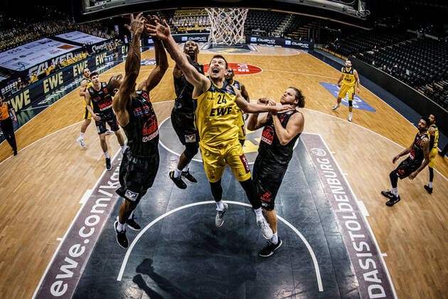 Basketball Oldenburg 12.02.2021 Saison 2020 2021 easyCredit BBL: 18. Spieltag: EWE Baskets - JobStairs GIESSEN 46ers Basketball Oldenburg 12.02.2021 Saison 2020 2021 easyCredit BBL: 18. Spieltag: EWE Baskets - JobStairs GIESSEN 46ers 33, BRANDON THOMAS, JobStairs GIESSEN 46ers 15, BRANDON BOWMAN, JobStairs GIESSEN 46ers 24, Rasid Mahalbasic, EWE Baskets Oldenburg 54, JOHN BRYANT, JobStairs GIESSEN 46ers nur redaktionelle Verwendung - kommerzielle Verwendung Nutzung nur nach Absprache mit dem Fotografen Oldenburg Deutschland