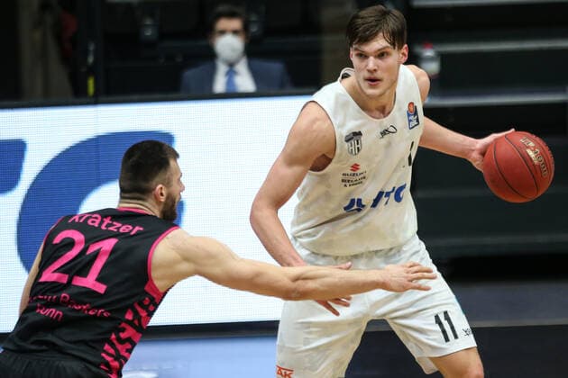 Basketball: Deutschland, 1. Bundesliga, Hamburg Towers - Telekom Baskets Bonn, Hamburg, 12.02.2021 Leon Kratzer (Bonn, l.) - Maik Kotsar (Towers)