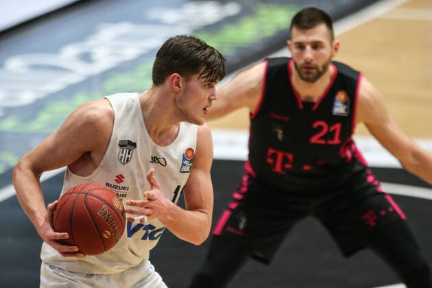 Basketball: Deutschland, 1. Bundesliga, Hamburg Towers - Telekom Baskets Bonn, Hamburg, 12.02.2021 Leon Kratzer (Bonn, r.) - Maik Kotsar (Towers)