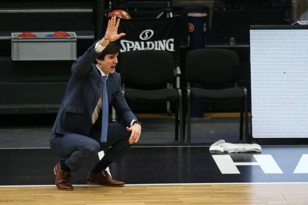 Basketball: Deutschland, 1. Bundesliga, Hamburg Towers - Telekom Baskets Bonn, Hamburg, 12.02.2021 Trainer Pedro Calles (Towers)
