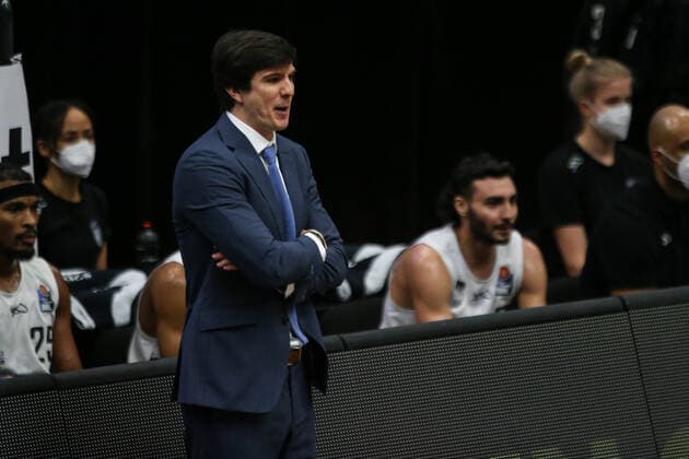 Basketball: Deutschland, 1. Bundesliga, Hamburg Towers - Telekom Baskets Bonn, Hamburg, 12.02.2021 Trainer Pedro Calles (Towers)