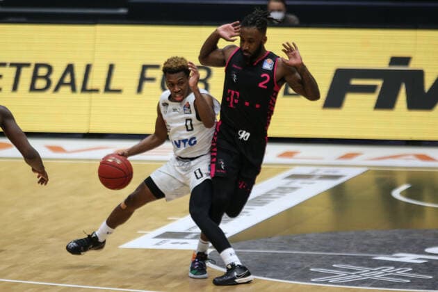 Basketball: Deutschland, 1. Bundesliga, Hamburg Towers - Telekom Baskets Bonn, Hamburg, 12.02.2021 TJ Shorts (Towers, l.) - Xavier Pollard (Bonn)