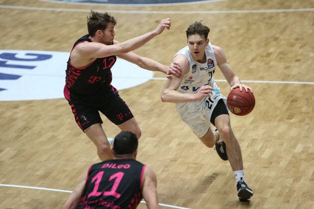 Basketball: Deutschland, 1. Bundesliga, Hamburg Towers - Telekom Baskets Bonn, Hamburg, 12.02.2021 Kilian Binapfl (Bonn, l.) - Justus Hollatz (Towers)