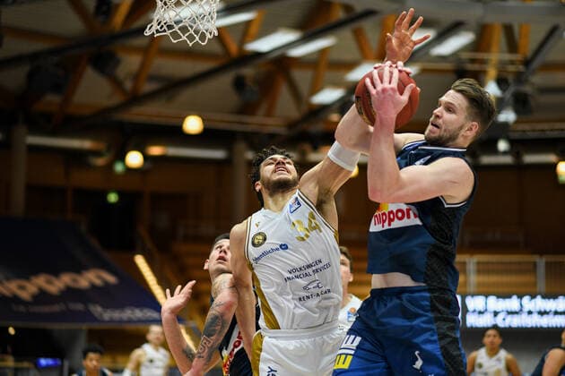 Gavin Schilling (Basketball Loewen Braunschweig) am Korb gegen Fabian Bleck (HAKRO Merlins Crailsheim), GER, HAKRO Merlins Crailsheim vs. Basketball Loewen Braunschweig, 12.02.2021, 18. Spieltag easycredit Basketball Bundesliga, Spielzeit 2020 2021. GER, HAKRO Merlins Crailsheim vs. Basketball Loewen Braunschweig, 12.02.2021, 18. Spieltag easycredit Basketball Bundesliga, Spielzeit 2020 2021 Crailsheim Copyright: xEibnerxPressefoto MichaelxMemmlerx EP_MMR