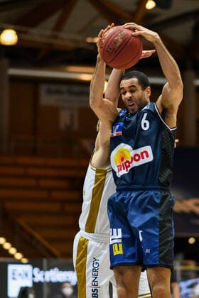 Elias Lasisi (HAKRO Merlins Crailsheim) verteidigt am Korb, GER, HAKRO Merlins Crailsheim vs. Basketball Loewen Braunschweig, 12.02.2021, 18. Spieltag easycredit Basketball Bundesliga, Spielzeit 2020 2021. GER, HAKRO Merlins Crailsheim vs. Basketball Loewen Braunschweig, 12.02.2021, 18. Spieltag easycredit Basketball Bundesliga, Spielzeit 2020 2021 Crailsheim Copyright: xEibnerxPressefoto MichaelxMemmlerx EP_MMR