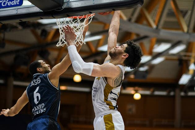 Gavin Schilling (Basketball Loewen Braunschweig) am Korb gegen Elias Lasisi (HAKRO Merlins Crailsheim), GER, HAKRO Merlins Crailsheim vs. Basketball Loewen Braunschweig, 12.02.2021, 18. Spieltag easycredit Basketball Bundesliga, Spielzeit 2020 2021. GER, HAKRO Merlins Crailsheim vs. Basketball Loewen Braunschweig, 12.02.2021, 18. Spieltag easycredit Basketball Bundesliga, Spielzeit 2020 2021 Crailsheim Copyright: xEibnerxPressefoto MichaelxMemmlerx EP_MMR