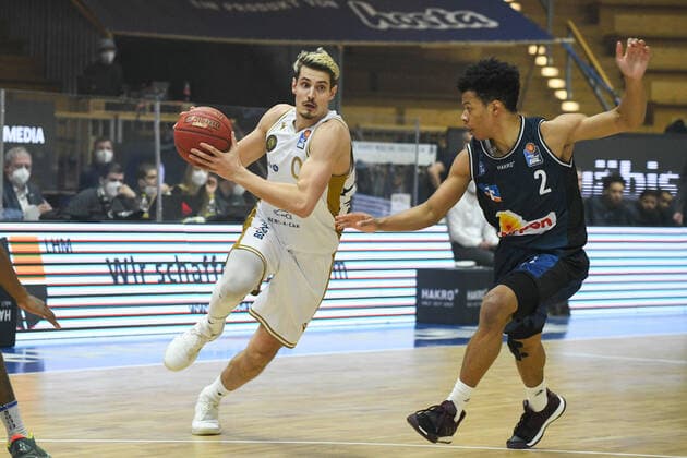 Lukas Wank (Basketball Loewen Braunschweig) im Zweikampf mit Trae Bell-Haynes (HAKRO Merlins Crailsheim), GER, HAKRO Merlins Crailsheim vs. Basketball Loewen Braunschweig, 12.02.2021, 18. Spieltag easycredit Basketball Bundesliga, Spielzeit 2020 2021. GER, HAKRO Merlins Crailsheim vs. Basketball Loewen Braunschweig, 12.02.2021, 18. Spieltag easycredit Basketball Bundesliga, Spielzeit 2020 2021 Crailsheim Copyright: xEibnerxPressefoto MichaelxMemmlerx EP_MMR