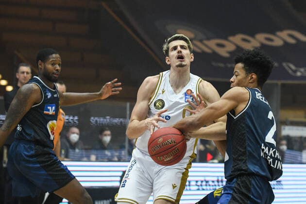 Lukas Wank (Basketball Loewen Braunschweig) im Zweikampf mit Trae Bell-Haynes (HAKRO Merlins Crailsheim), GER, HAKRO Merlins Crailsheim vs. Basketball Loewen Braunschweig, 12.02.2021, 18. Spieltag easycredit Basketball Bundesliga, Spielzeit 2020 2021. GER, HAKRO Merlins Crailsheim vs. Basketball Loewen Braunschweig, 12.02.2021, 18. Spieltag easycredit Basketball Bundesliga, Spielzeit 2020 2021 Crailsheim Copyright: xEibnerxPressefoto MichaelxMemmlerx EP_MMR