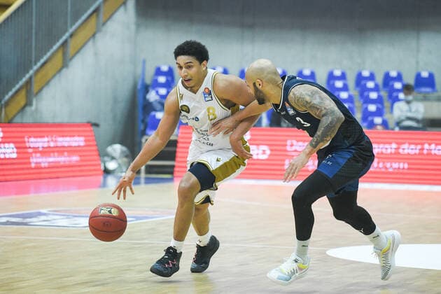 James Robinson (Basketball Loewen Braunschweig) im Zweikampf mit Maurice Stuckey (HAKRO Merlins Crailsheim), GER, HAKRO Merlins Crailsheim vs. Basketball Loewen Braunschweig, 12.02.2021, 18. Spieltag easycredit Basketball Bundesliga, Spielzeit 2020 2021. GER, HAKRO Merlins Crailsheim vs. Basketball Loewen Braunschweig, 12.02.2021, 18. Spieltag easycredit Basketball Bundesliga, Spielzeit 2020 2021 Crailsheim Copyright: xEibnerxPressefoto MichaelxMemmlerx EP_MMR