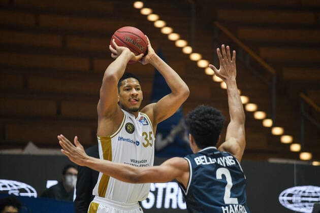 Karim Jallow (Basketball Loewen Braunschweig) am Ball, Trae Bell-Haynes (HAKRO Merlins Crailsheim) verteidigt, GER, HAKRO Merlins Crailsheim vs. Basketball Loewen Braunschweig, 12.02.2021, 18. Spieltag easycredit Basketball Bundesliga, Spielzeit 2020 2021. GER, HAKRO Merlins Crailsheim vs. Basketball Loewen Braunschweig, 12.02.2021, 18. Spieltag easycredit Basketball Bundesliga, Spielzeit 2020 2021 Crailsheim Copyright: xEibnerxPressefoto MichaelxMemmlerx EP_MMR