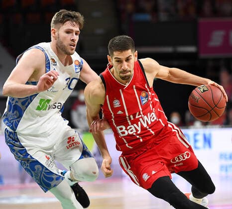 12.02.2021, xemx, Basketball BBL Bundesliga, FC Bayern Muenchen Basketball - Fraport Skyliners emspor, v.l. Jon Axel Gudmundsson (Fraport Skyliners) und Diego Flaccadori (FC Bayern Basketball) Zweikampf, Duell, Kampf, tackle Muenchen