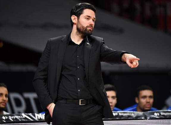 12.02.2021, xemx, Basketball BBL Bundesliga, FC Bayern Muenchen Basketball - Fraport Skyliners emspor, v.l. Cheftrainer Sebastian Gleim (Fraport Skyliners) gibt Anweisungen, gestikuliert mit den Armen, gesticulate, gives instructions Muenchen