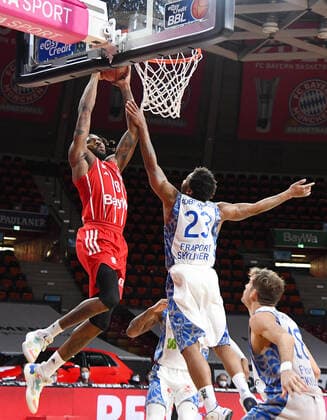12.02.2021, xemx, Basketball BBL Bundesliga, FC Bayern Muenchen Basketball - Fraport Skyliners emspor, v.l. Jalen Reynolds (FC Bayern Basketball) mit Dunking Quantez Robertson (Fraport Skyliners) Muenchen
