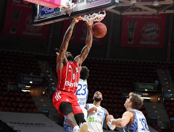 12.02.2021, xemx, Basketball BBL Bundesliga, FC Bayern Muenchen Basketball - Fraport Skyliners emspor, v.l. Jalen Reynolds (FC Bayern Basketball) mit Dunking Muenchen