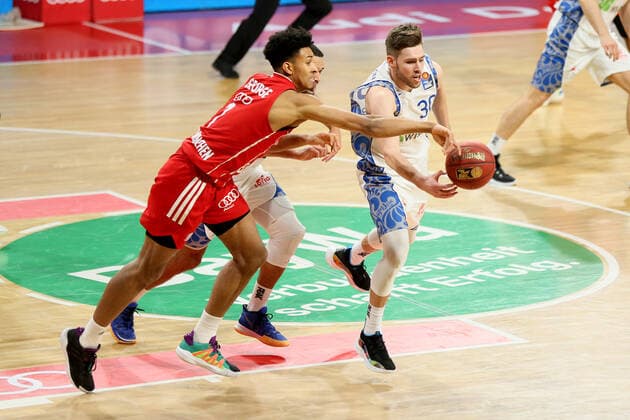 Jason George (FCBB) im Zweikampf mit Jon Axel Gudmundsson (Skyliners) waehrend dem 18.Spieltag in der Beko BBL Bundesliga am 12.02.2021. GER, Basketballl, Beko BBL Bundesliga, FC Bayern Basketball gegen Fraport Skyliners, 12.02.2021 Muenchen Copyright: xMarcelxEngelbrechtx Eibner-Pressefotox EP_met