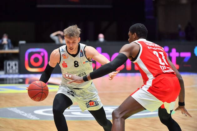 Chemnitz, Deutschland 12. Februar 2021: BBL - 2020 2021 - Niners Chemnitz vs. Brose Bamberg v. li. im Zweikampf Jan Niklas Wimberg (Chemnitz), Shevon Thompson (Bamberg), Copyright: xFotostandx xDostmannx