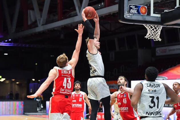 Chemnitz, Deutschland 12. Februar 2021: BBL - 2020 2021 - Niners Chemnitz vs. Brose Bamberg Korbleger v.li. Christian Sengfelder (Bamberg), Jan Niklas Wimberg (Chemnitz), Copyright: xFotostandx xDostmannx